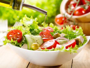 Olivenöl auf Salat
