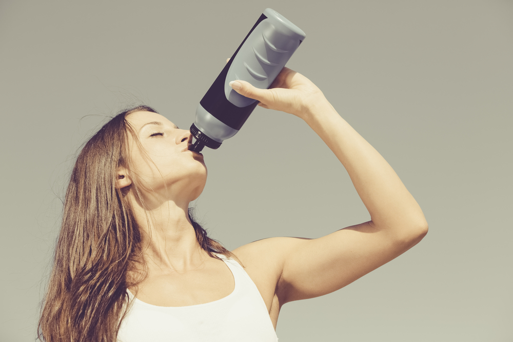 Den Flüssigkeitsverlust sollte man durch ausgiebiges Trinken ausgleichen (Foto: momente / Shutterstock)